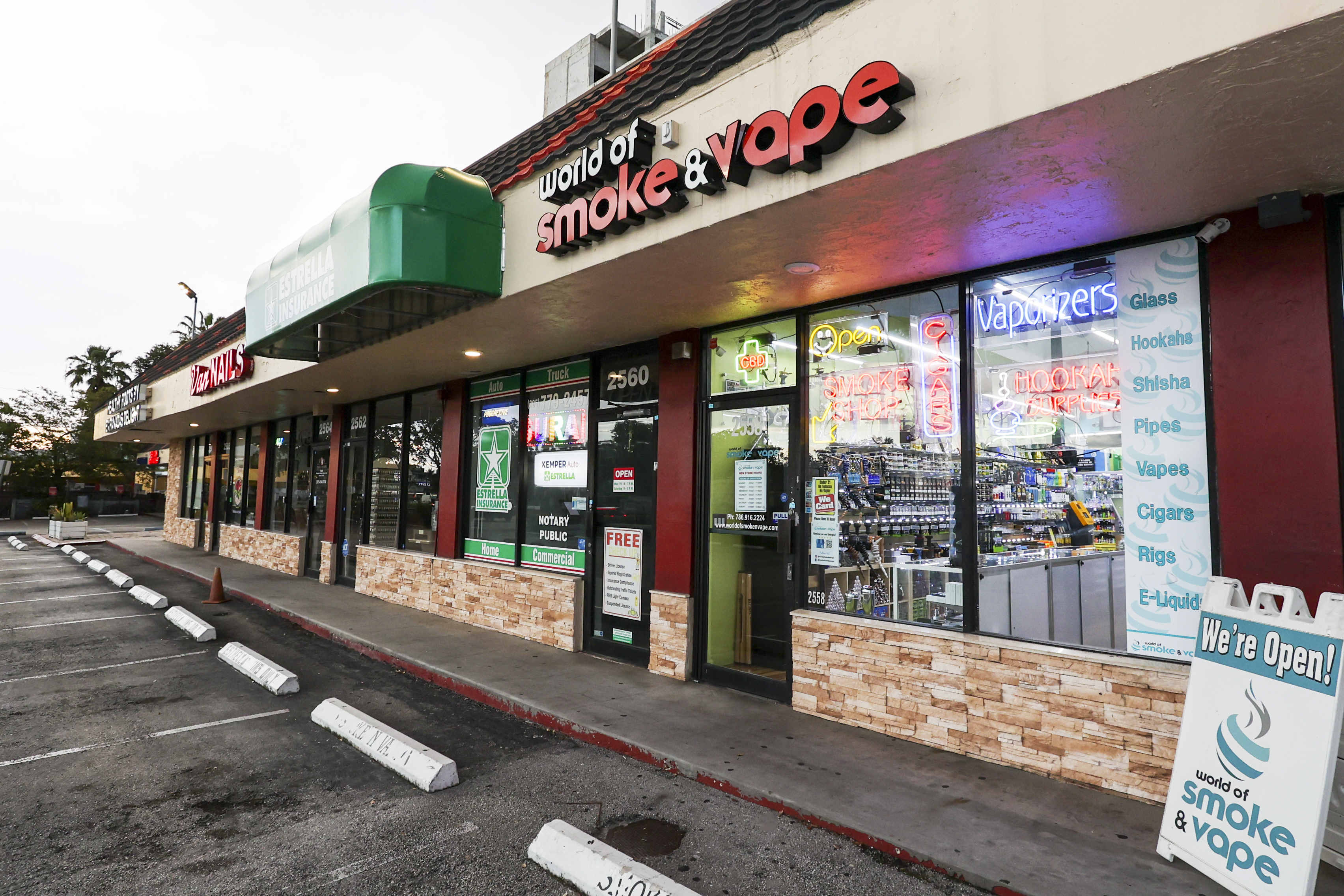 World of Smoke & Vape - Aventura