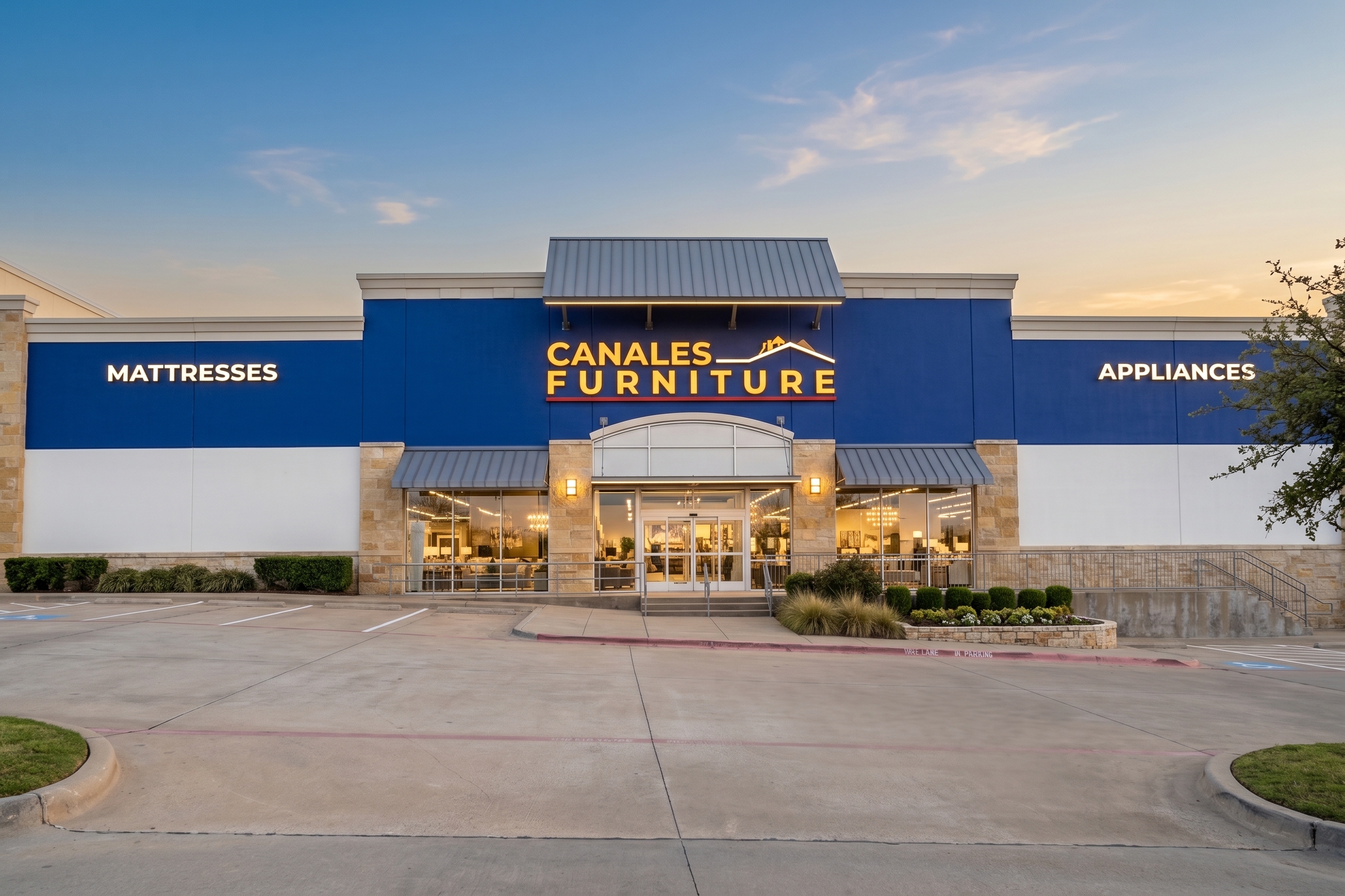 Canales Furniture / Mueblería Weatherford